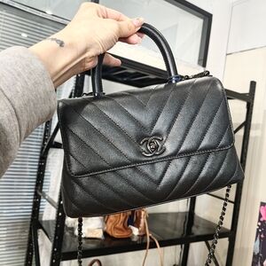 Chic Black Quilted Top-Handle Women's Bag - Designer Style